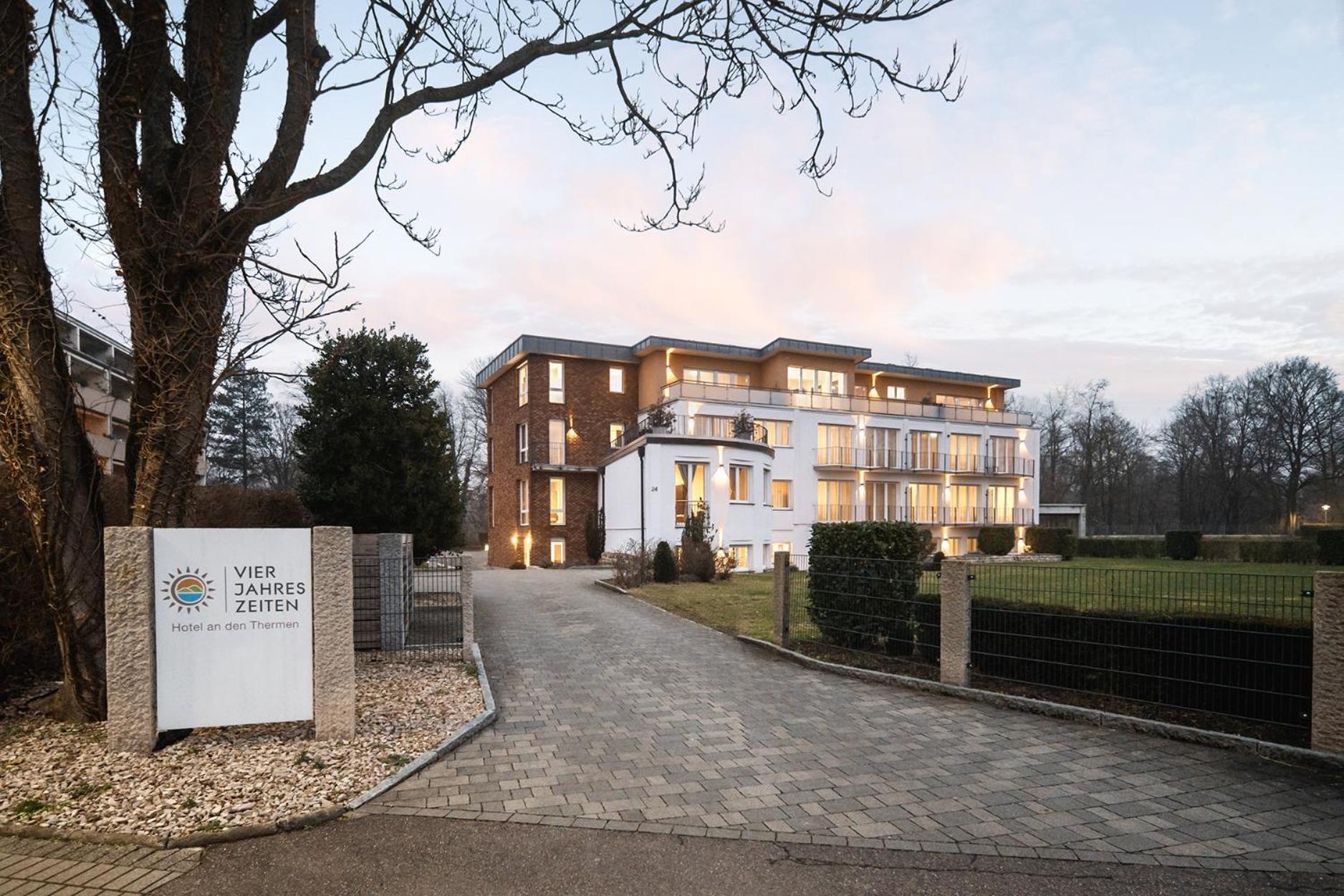 Hotel Vier Jahreszeiten An Der Therme & Kliniken Bad Krozingen Naehe Freiburg & Schwarzwald Ideal Fuer Wellness Kur & Business Ausfluege 24H Check In- Wlan & Parken Gratis Exterior photo