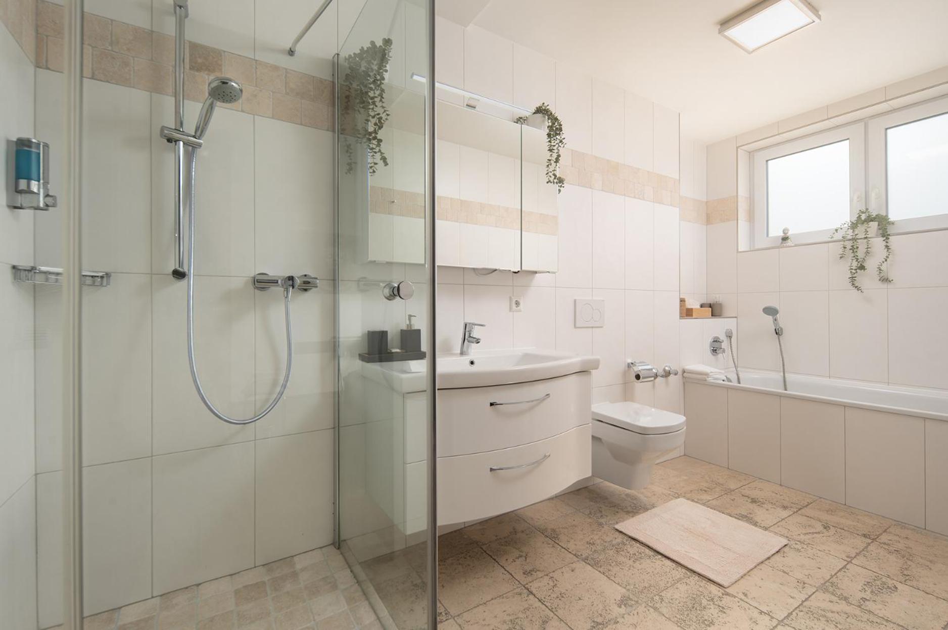 Hotel Vier Jahreszeiten An Der Therme & Kliniken Bad Krozingen Naehe Freiburg & Schwarzwald Ideal Fuer Wellness Kur & Business Ausfluege 24H Check In- Wlan & Parken Gratis Exterior photo