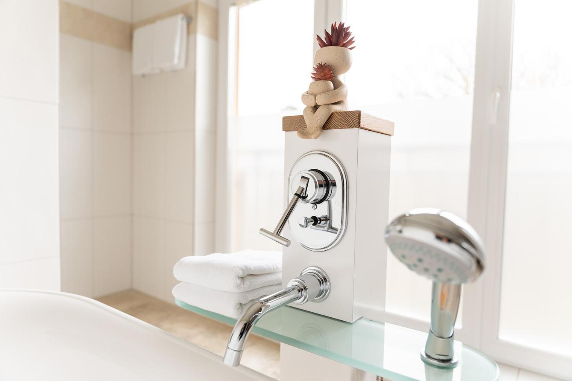 Hotel Vier Jahreszeiten An Der Therme & Kliniken Bad Krozingen Naehe Freiburg & Schwarzwald Ideal Fuer Wellness Kur & Business Ausfluege 24H Check In- Wlan & Parken Gratis Exterior photo